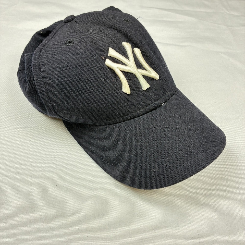 Vintage New Era 59Fifty New York Yankees Fitted Cap 7 1/4 - Wool, 2000-2001 USA